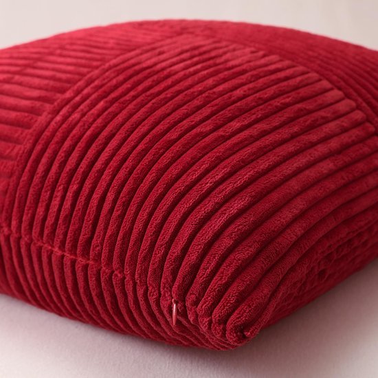 Unyqoos® Donkerrode corduroy kussensloop met gestreept patroon voor stijlvolle inrichting