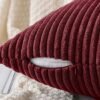 Unyqoos® Set van twee wijnrode corduroy kussenslopen voor stijlvolle decoratie