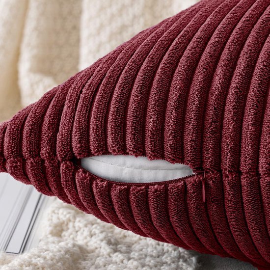 Unyqoos® Set van twee wijnrode corduroy kussenslopen voor stijlvolle decoratie
