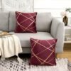 Unyqoos® Set van 2 decoratieve wijnrode kussenslopen met gouden geometrische details