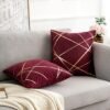 Unyqoos® Set van 2 decoratieve wijnrode kussenslopen met gouden geometrische details