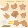 Unyqoos® Kinderkapstok Haken – Set van 8 – Cartoon Design – Zelfklevend & Spijkerbaar – Massief Hout – Wandhaken voor Kleding, Accessoires & Decor – Kindvriendelijk & Decoratief