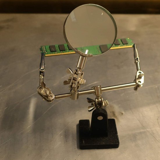 550x550-6010.jpg Unyqoos® Stabiele soldeerhulp met verstelbare klemmen en vergrootglas voor precisiewerk
