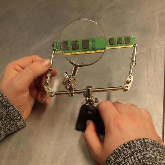 550x550-6011.jpg Unyqoos® Stabiele soldeerhulp met verstelbare klemmen en vergrootglas voor precisiewerk