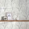 Unyqoos® Hoogwaardig vliesbehang met glanzend boommotief en metallic uitstraling