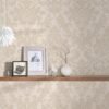 550x628-11.jpg Unyqoos® Elegant vliesbehang met barokke ornamenten in beige en crèmetinten