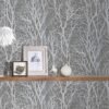 Unyqoos® Vliesbehang met bosmotief en metallic accenten voor een moderne uitstraling