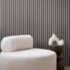 550x633-2.jpg Unyqoos® Stijlvol vliesbehang met houtlook en wandpaneelmotief in grijs en zwart