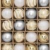 550x672-8.jpg Unyqoos® Set van 20 elegante kunststof kerstballen van 6 cm met goud en wit ontwerp