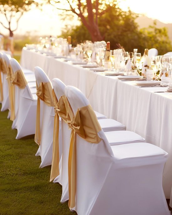 550x687-216.jpg Unyqoos® Set van 30 elastische witte stoelhoezen voor evenementen en hotels
