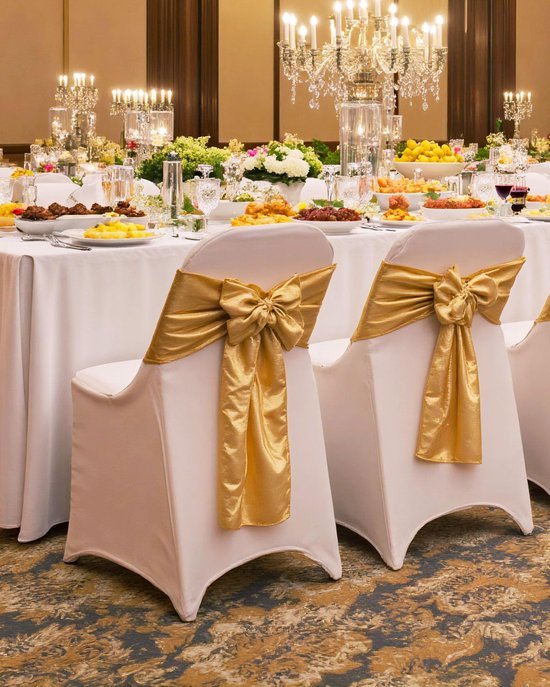 550x687-220.jpg Unyqoos® Set van 30 elastische witte stoelhoezen voor evenementen en hotels