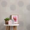 Unyqoos® Vliesbehang met abstract bloemendesign en metallic accenten in beige tint