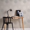 Unyqoos® Vliesbehang met abstract bloemendesign en metallic accenten in beige tint