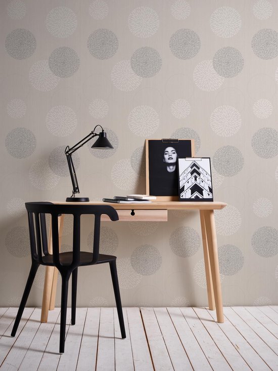Unyqoos® Vliesbehang met abstract bloemendesign en metallic accenten in beige tint