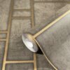 Unyqoos® Stijlvol goudbruin vliesbehang met metallic strepen voor elke kamer