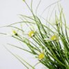 550x812-1.jpg Unyqoos® Natuurgetrouwe kunstgrasstruik met margrieten in stijlvolle jute pot