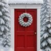 550x825-115.jpg Unyqoos® Winterse decoratieve krans met sneeuwlook en handige ophanglus, 25 cm