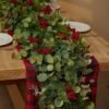 Unyqoos® Feestelijke kunstmatige guirlande met rode bessen en eucalyptusbladeren