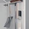 550x825-190.jpg Unyqoos® Ruimtebesparende metalen houder voor bezems en scheppen met haken