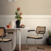Unyqoos® Realistisch houtlook vliesbehang met geïntegreerde plint voor elegante woonruimtes