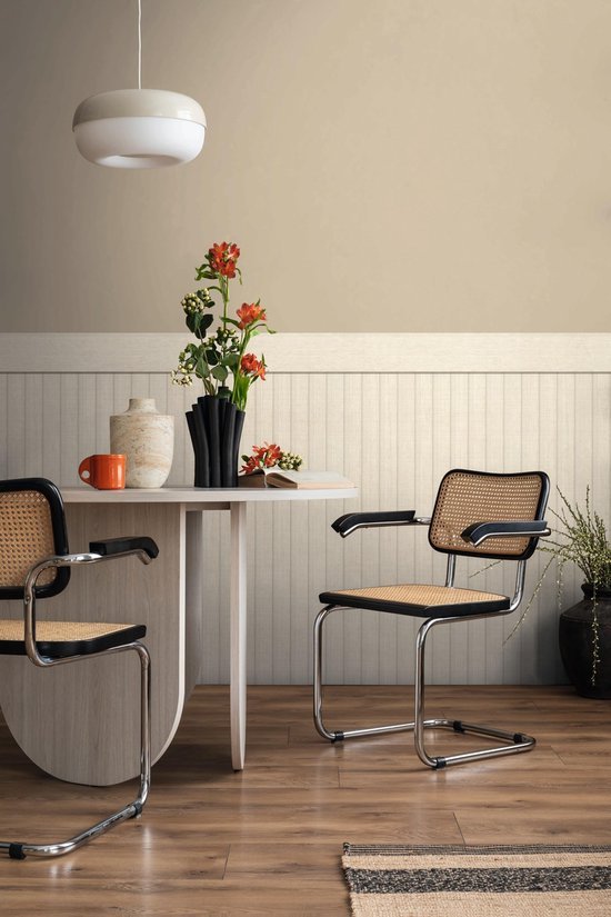 Unyqoos® Realistisch houtlook vliesbehang met geïntegreerde plint voor elegante woonruimtes
