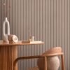 550x825-75.jpg Unyqoos® Modern vliesbehang met houtlook en wandpaneelmotief in diverse kleuren, beige-bruin-girjs