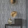 Unyqoos® Vliesbehang met bosmotief en metallic accenten voor een moderne uitstraling