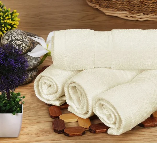 Unyqoos® Luxueuze 8-delige Handdoekenset voor Spa, Fitness en Thuisgebruik in Ivoor