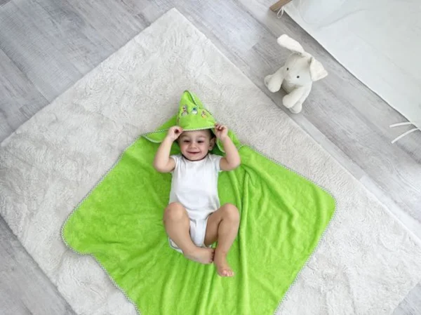 Unyqoos ® Groene Baby Handdoek met Capuchon, 100x100 cm, Zacht en Absorberend Katoen