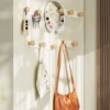 Unyqoos ® Stijlvolle Crèmekleurige Wandkapstok met Vijf Houten Haken voor Verschillende Kamers