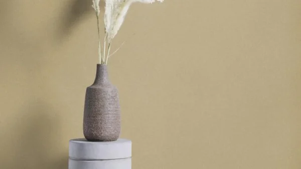 Unyqoos® Glanzrijke gouden vliesbehangrol met structuur voor elk interieur