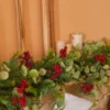 Unyqoos® Feestelijke kunstmatige guirlande met rode bessen en eucalyptusbladeren