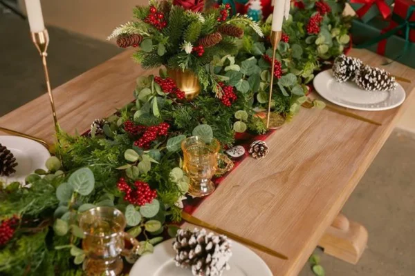 Unyqoos® Feestelijke kunstmatige guirlande met rode bessen en eucalyptusbladeren