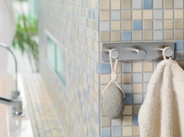 P-87213232274632-20260405181206.webp Unyqoos® Zelfklevende roestvrijstalen hakenlijst voor badkamer met drie haken