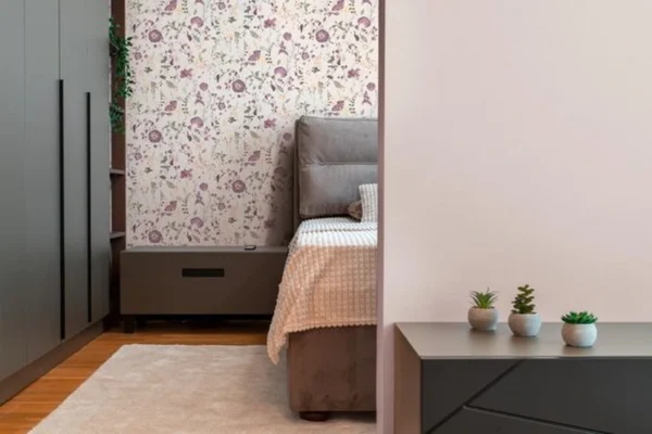 Unyqoos® Hoogwaardig vliesbehang met bloem- en bladmotief in landelijke stijl