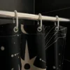 P-87213233343831-20260403112944.webp Unyqoos® Stijlvol zwart-goud douchegordijn met schimmelbestendig polyester en haken