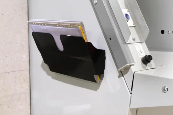 Unyqoos® Magnetische wandhouder voor A4 documenten en flyers in zwart ontwerp