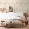 Unyqoos® Vliesbehang met abstract bloemendesign en metallic accenten in beige tint