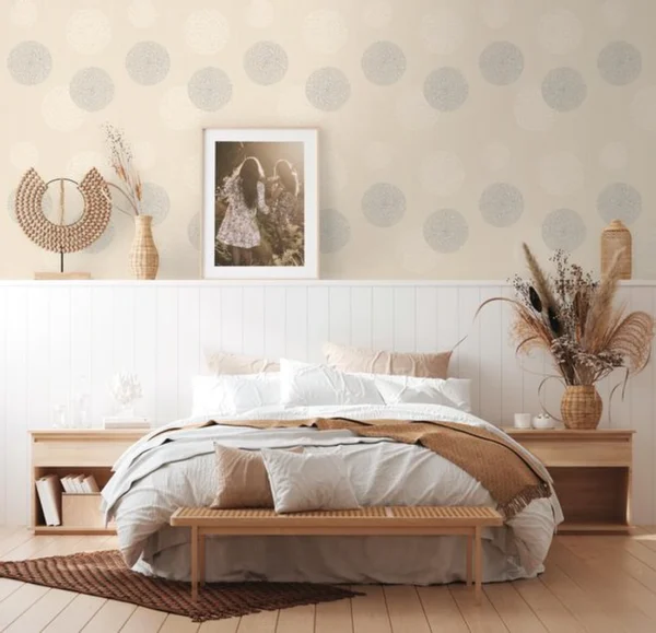 Unyqoos® Vliesbehang met abstract bloemendesign en metallic accenten in beige tint