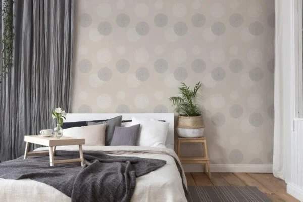 Unyqoos® Vliesbehang met abstract bloemendesign en metallic accenten in beige tint