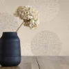Unyqoos® Vliesbehang met abstract bloemendesign en metallic accenten in beige tint