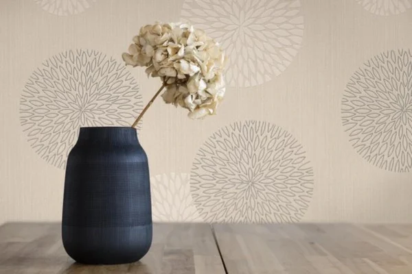 Unyqoos® Vliesbehang met abstract bloemendesign en metallic accenten in beige tint