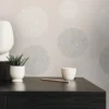 Unyqoos® Vliesbehang met abstract bloemendesign en metallic accenten in beige tint