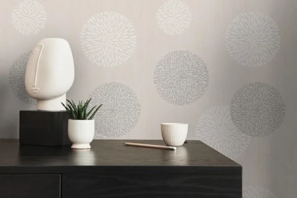 Unyqoos® Vliesbehang met abstract bloemendesign en metallic accenten in beige tint