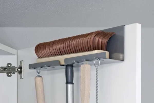 P-87213236126413-20260406115656.webp Unyqoos® Ruimtebesparende metalen houder voor bezems en scheppen met haken