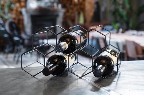 Unyqoos® Stijlvol zeshoekig wijnrek zwart voor zeven flessen in modern design