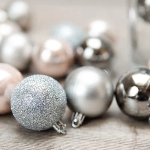 Unyqoos® 30-delige set kerstboomversiering met kunststof ballen in diverse kleuren