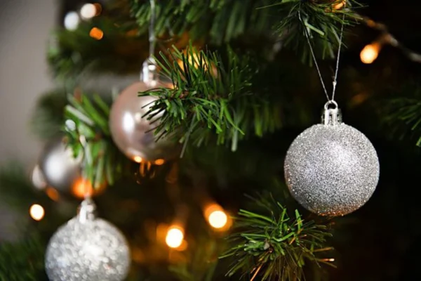 Unyqoos® 30-delige set kerstboomversiering met kunststof ballen in diverse kleuren