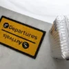 Unyqoos® Stijlvolle en Kleurrijke Deurmat voor Reizigers - Geel Vinyl 70 x 40 cm
