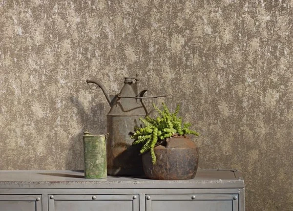 Unyqoos® Hoogwaardig vliesbehang met glanzende goud en bruin betonlook afwerking
